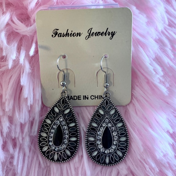 boutique Jewelry - 🔴🔴SALE 3/$10 NWT boutique drop earrings
